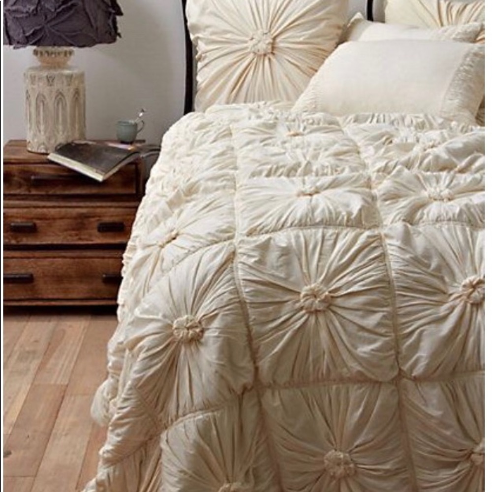 Anthropologie Rosette Quilt, size queen.